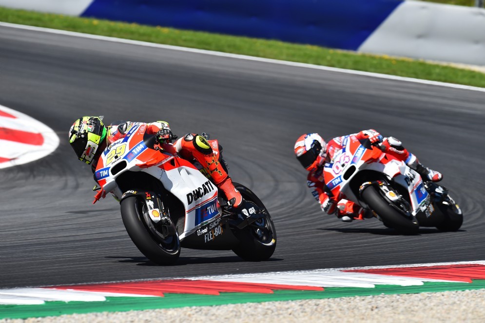 Andrea Iannone davanti ad Andrea Dovizioso