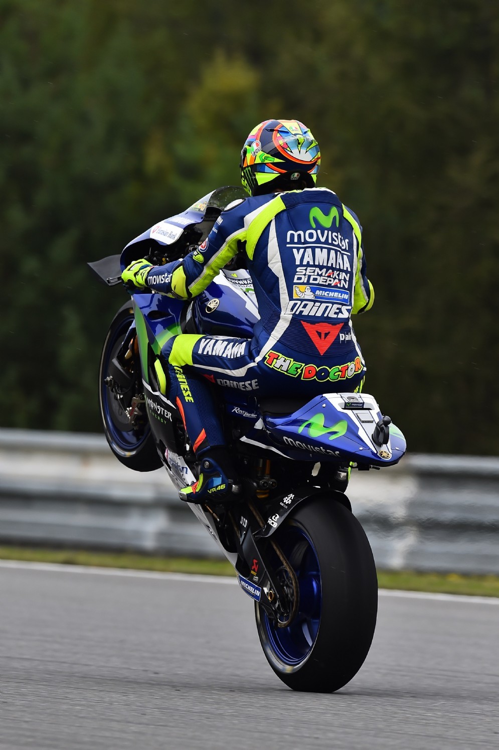 Valentino Rossi impenna sulla pista di Brno