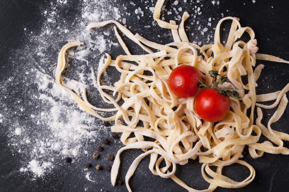 Pasta fresca italian con pomodori