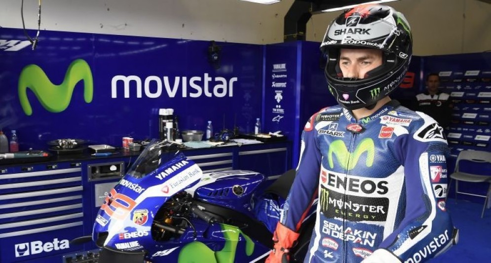 Jorge Lorenzo nei box durante i test a Brno