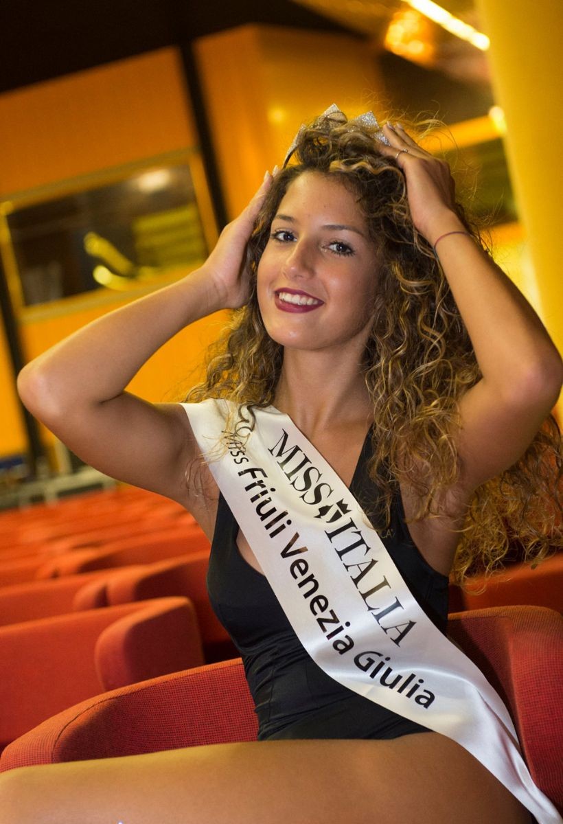Maria Pappadà, la nuova Miss Friuli Venezia Giulia, sorridente con la sua fascia