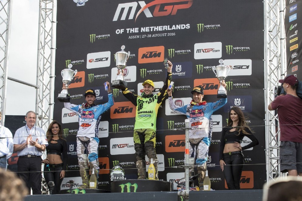 Tony Cairoli sul secondo gradino del podio dietro al vincitore Clement Desalle