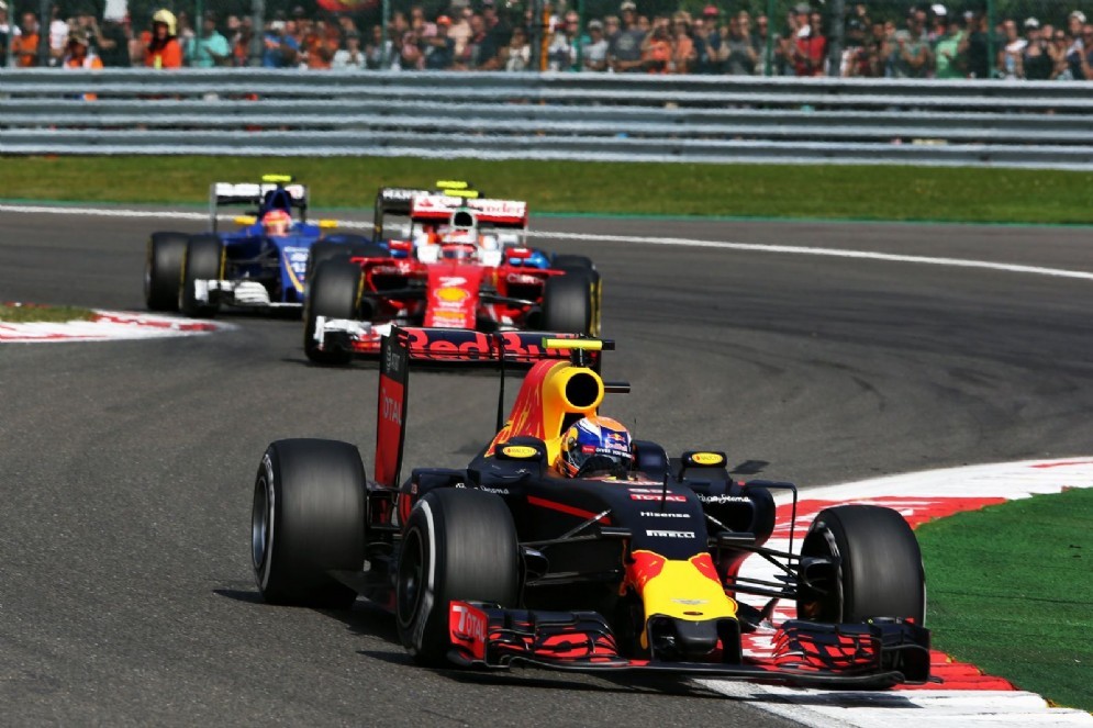 L'olandese davanti a Kimi Raikkonen durante la gara