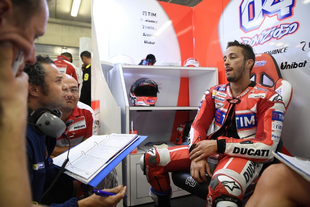 Andrea Dovizioso nel suo box