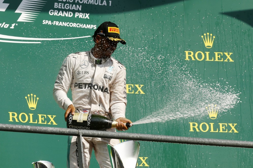 Lewis Hamilton sul podio di Spa