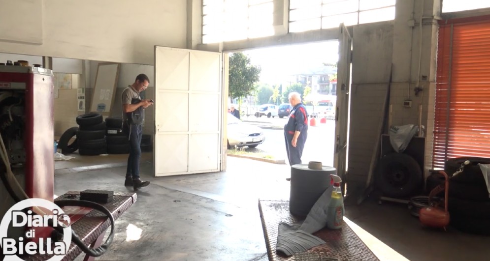 All'ingresso dell'officina, Franco Giordani, fondatore 40 anni fa dell'azienda