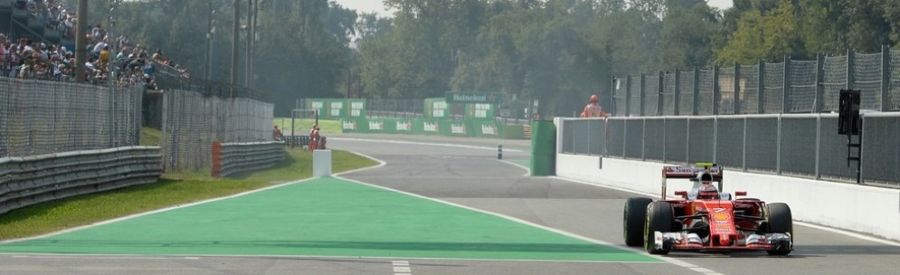 Kimi Raikkonen all'ingresso della corsia box di Monza