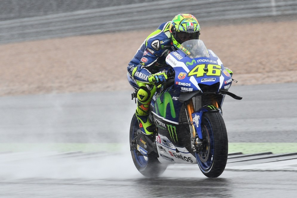 Rossi in azione nelle qualifiche bagnate di Silverstone