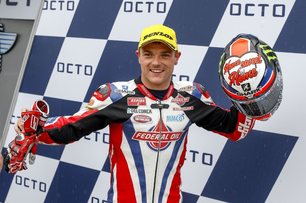 Sam Lowes festeggia la pole position a Silverstone