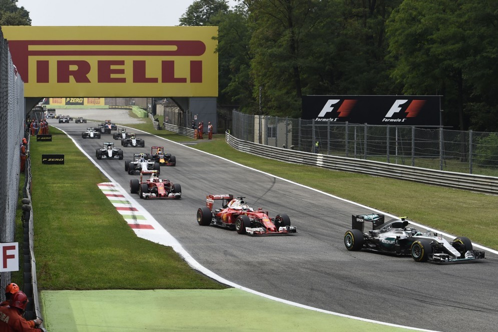 Hamilton alla rincorsa nel primo giro della gara