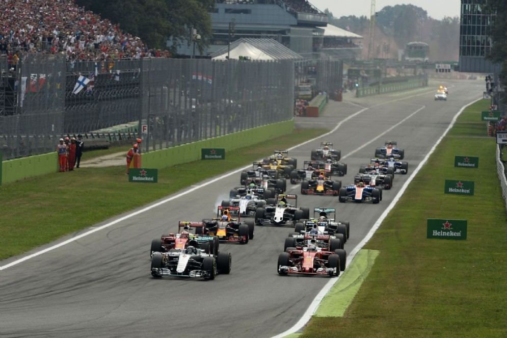 Vettel all'attacco di Nico Rosberg alla partenza