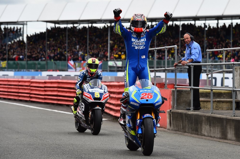 Viñales esulta dopo aver tagliato il traguardo