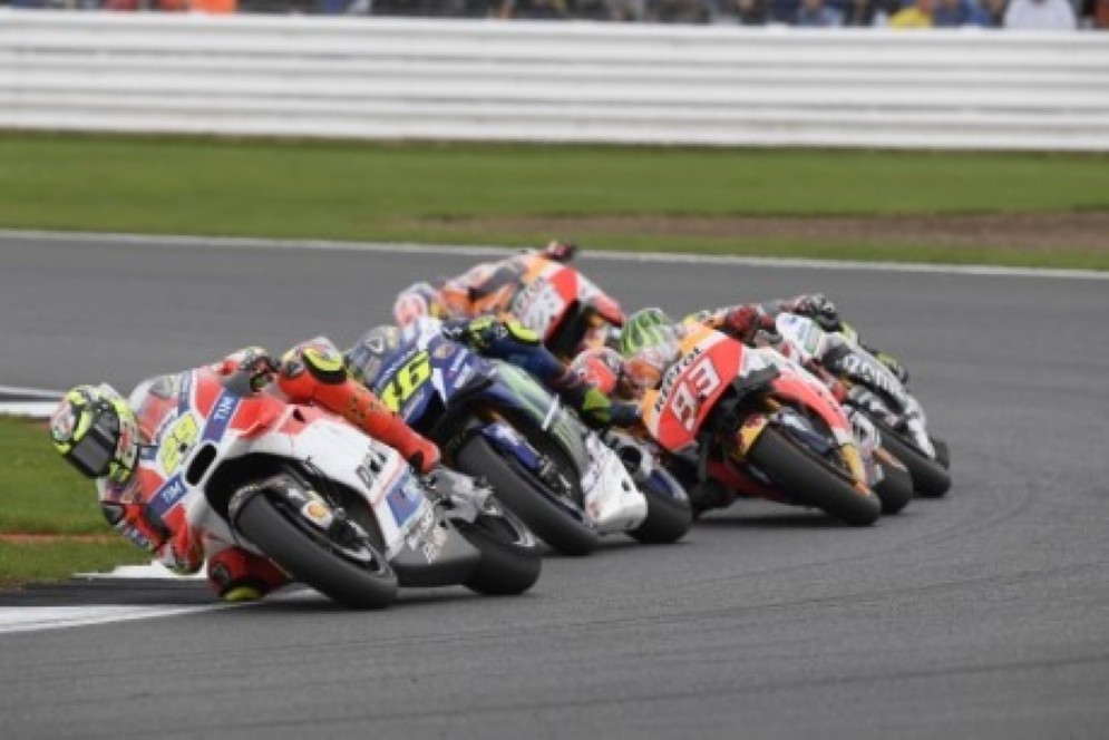 Andrea Iannone secondo nelle prime fasi del GP di Silverstone