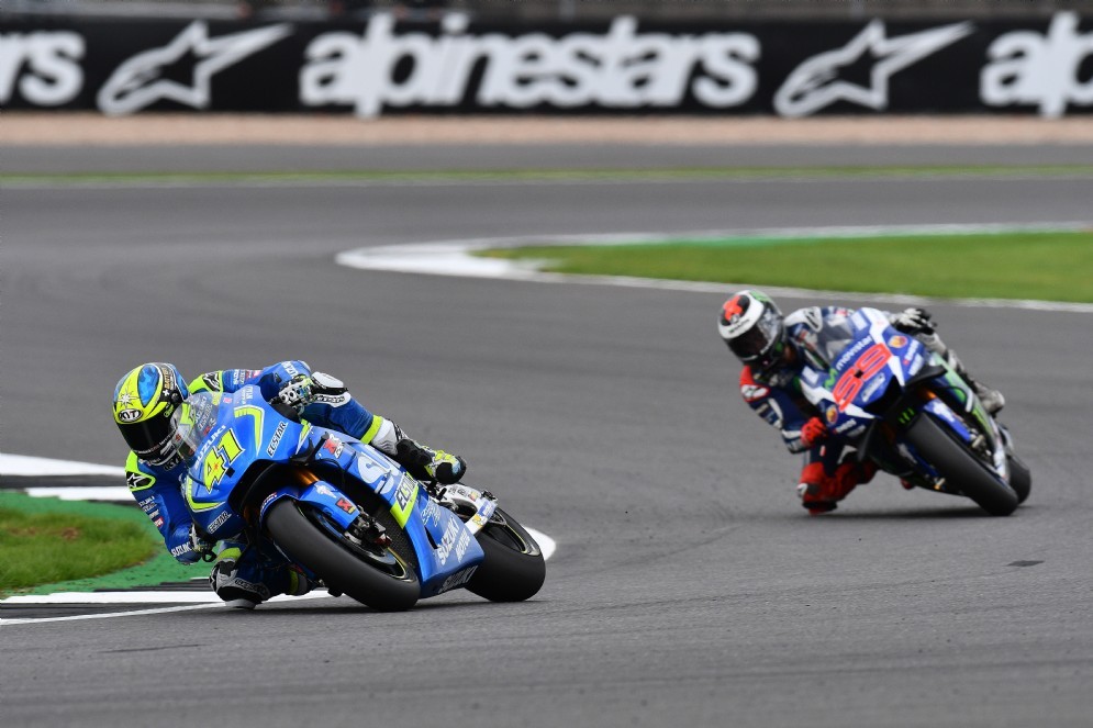 Lorenzo superato da Aleix Espargaro durante la gara di Silverstone