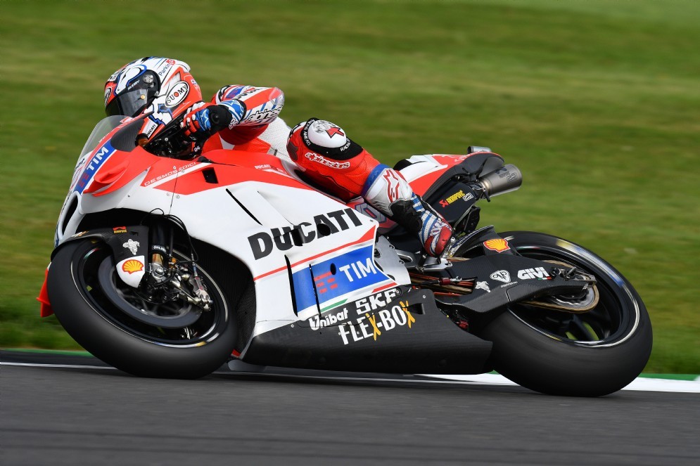 Andrea Dovizioso in azione sulla sua Desmosedici GP