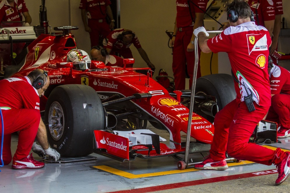 Sebastian Vettel ai box con le gomme 2017 sulla Ferrari