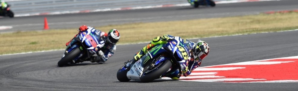 Valentino Rossi davanti a Jorge Lorenzo durante il GP di Misano