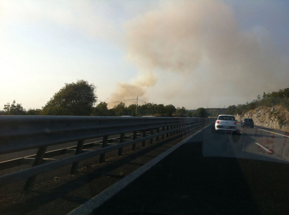 Colonna di fumo al Lisert di Trieste