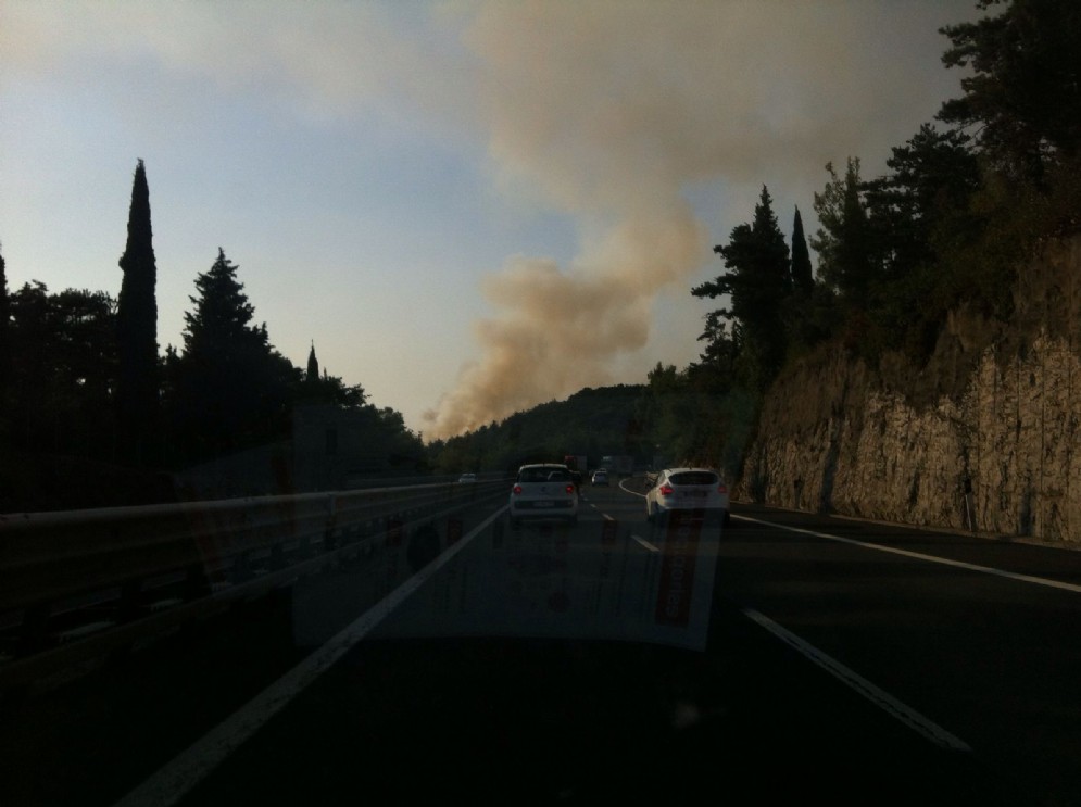 Colonna di fumo al Lisert di Trieste