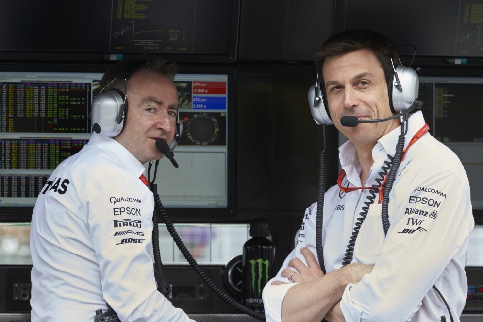 Il direttore tecnico Mercedes Paddy Lowe con il team principal Toto Wolff