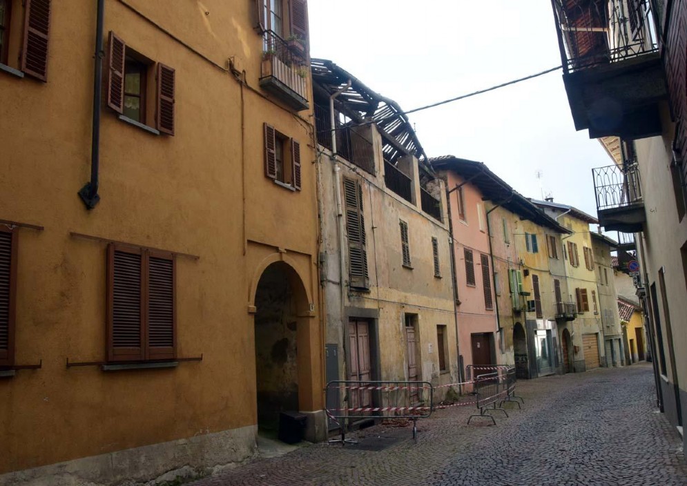 Altra immagine del paese, con le transenne messe dalle forze dell'ordine