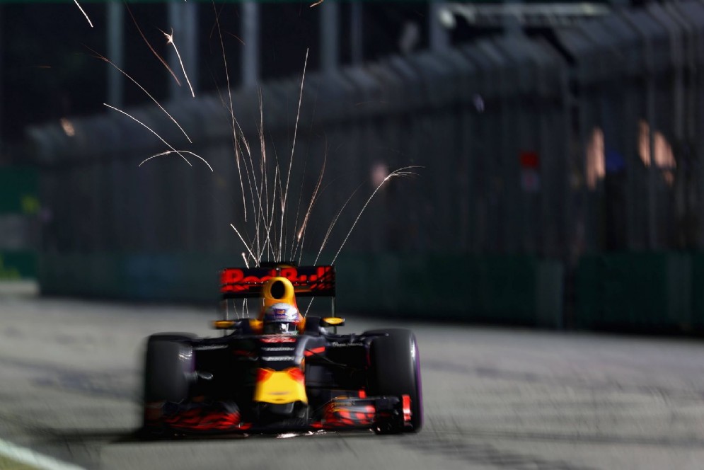 Escono le scintille dal fondo della vettura di Daniel Ricciardo