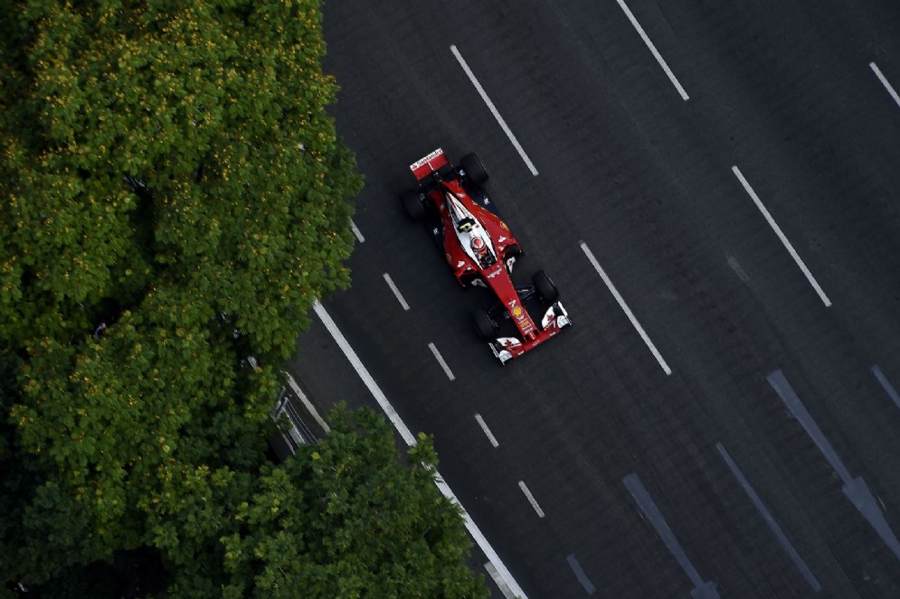 Raikkonen per le strade di Marina Bay