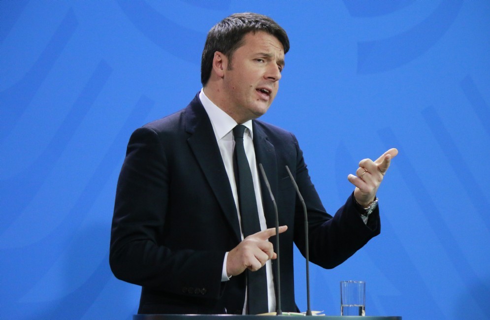 Matteo Renzi ha rifiutato di partecipare a una conferenza congiunta con Angela Merkel e Francois Hollande.
