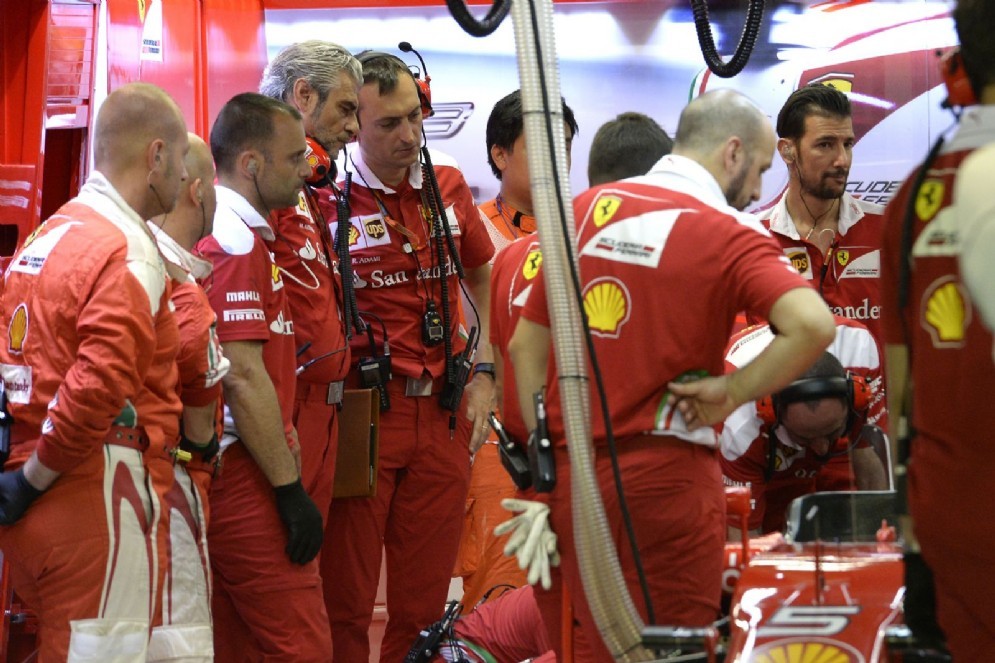 I volti tirati di Maurizio Arrivabene e dei tecnici nel box
