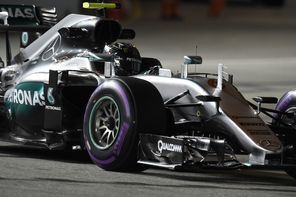 Il poleman Nico Rosberg in azione in qualifica