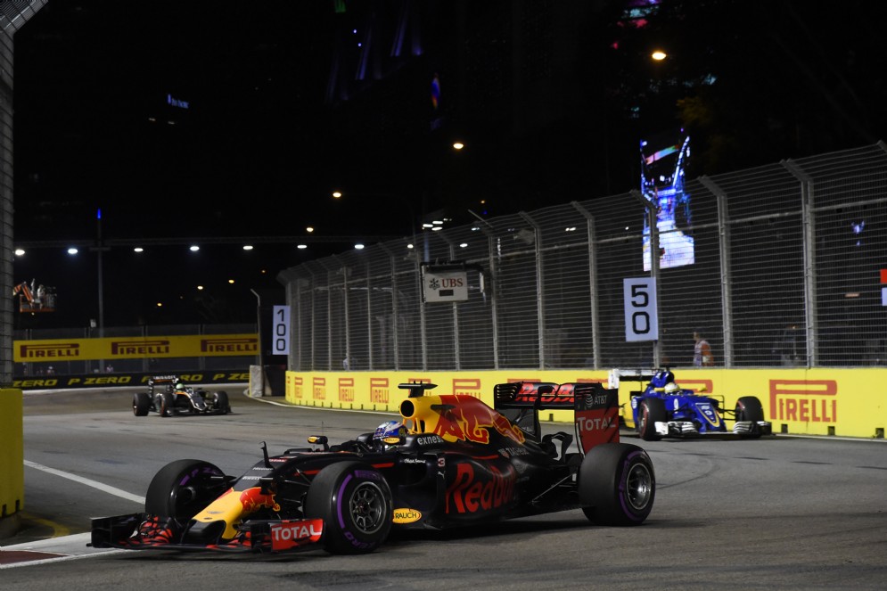 Daniel Ricciardo in pista durante le prove ufficiali a Marina Bay