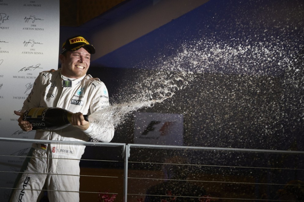 Nico Rosberg spruzza lo champagne dal gradino pi alto del podio di Singapore