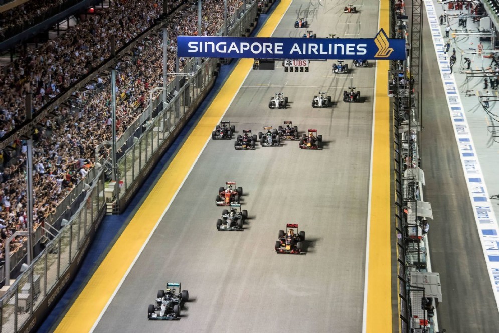 Rosberg in testa alla gara fin dalla partenza a Marina Bay