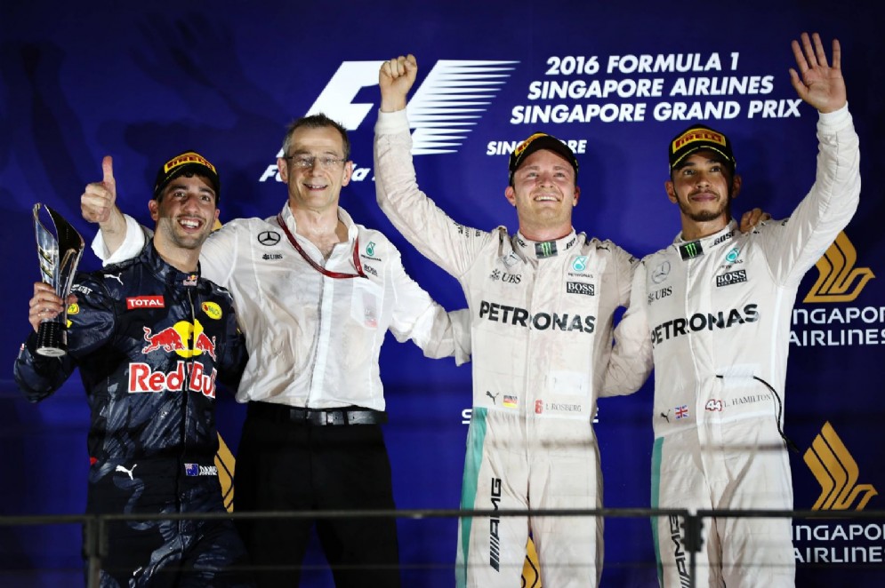 Il podio di Singapore: Rosberg, Ricciardo e Hamilton