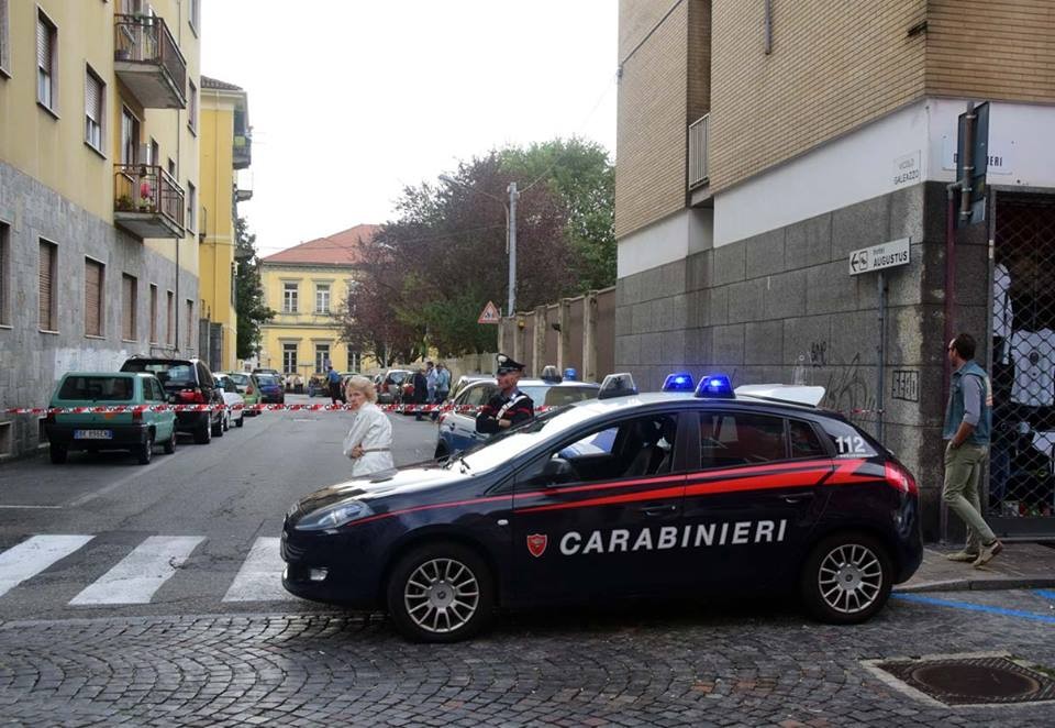 Carabinieri chiudono l'accesso alle strade limitrofe al presunto ordigno