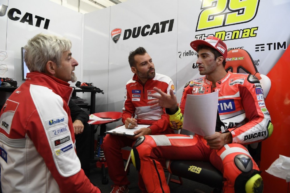 Andrea Iannone ai box Ducati