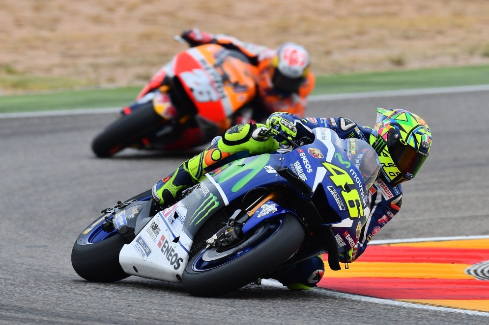 Valentino Rossi in pista davanti a Dani Pedrosa