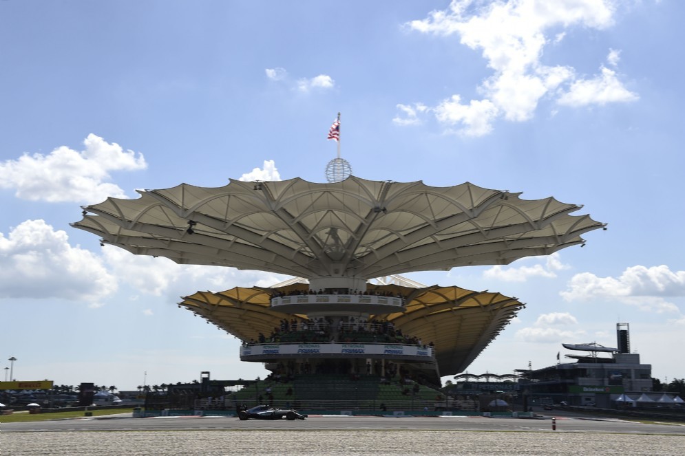 La Mercedes in pista in Malesia