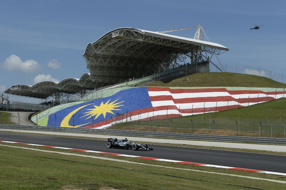 Lewis Hamilton in azione nelle prove libere a Sepang