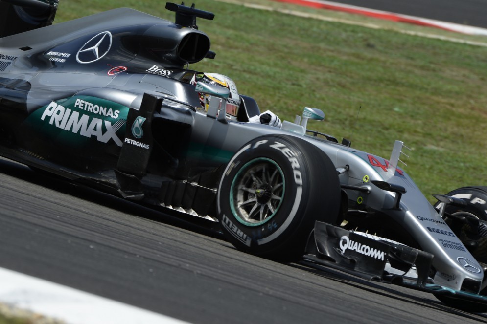 Lewis Hamilton in azione a Sepang