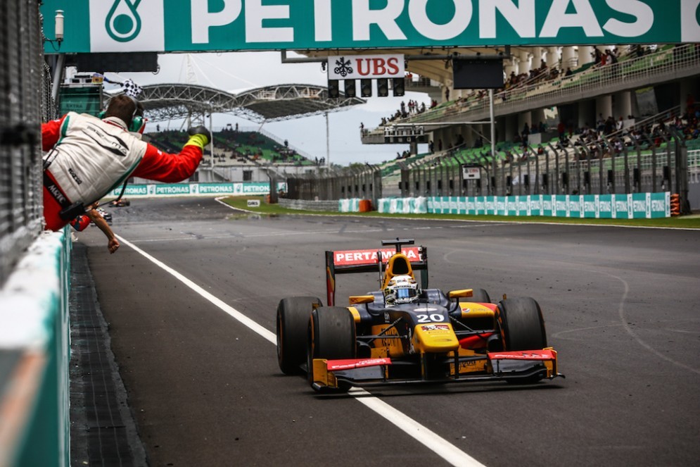 Antonio Giovinazzi taglia il traguardo a Sepang