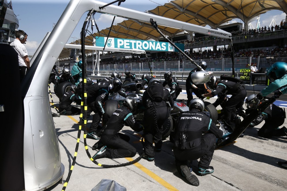 La W07 di Hamilton ai box