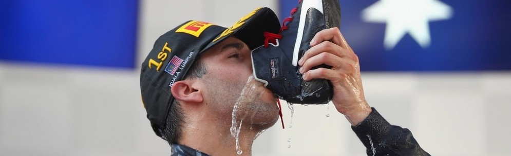 Daniel Ricciardo festeggia la vittoria bevendo champagne dalla scarpa