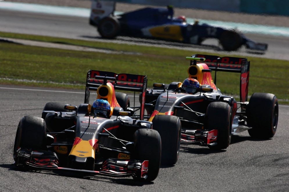 Max Verstappen insegue il compagno di squadra in gara a Sepang