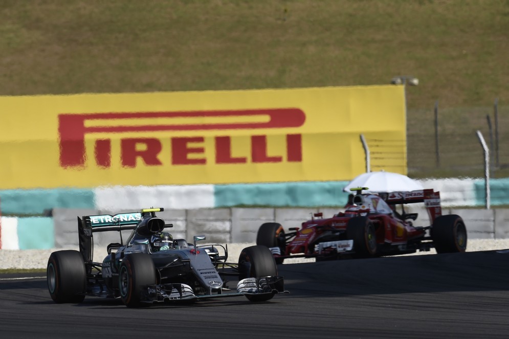 Kimi Raikkonen dietro a Nico Rosberg in gara