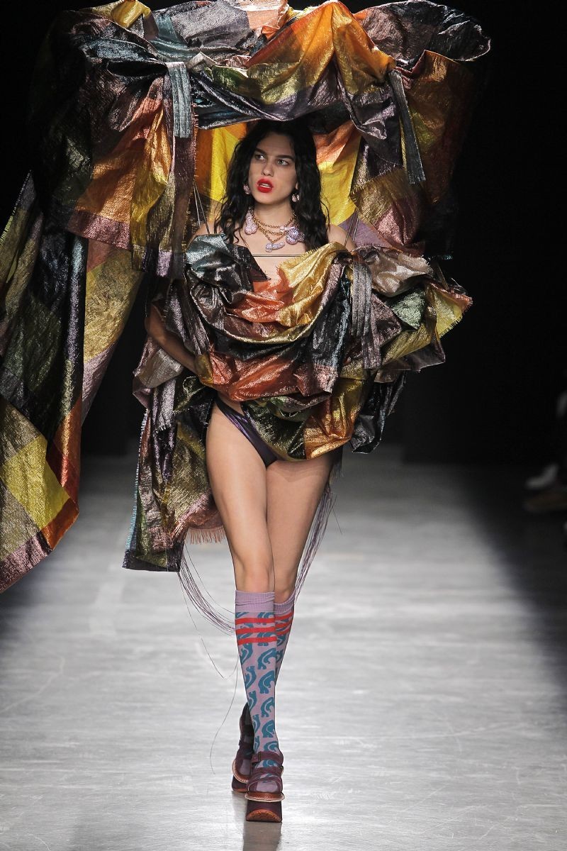 Un abito della collezione Andreas Kronthaler per Vivienne Westwood