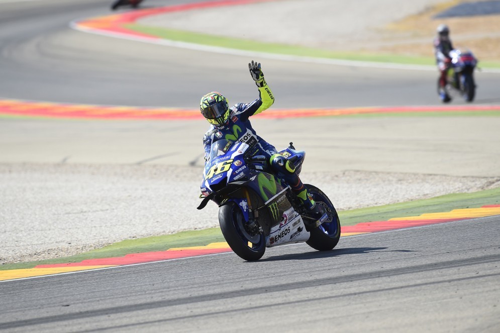 Valentino Rossi saluta il pubblico