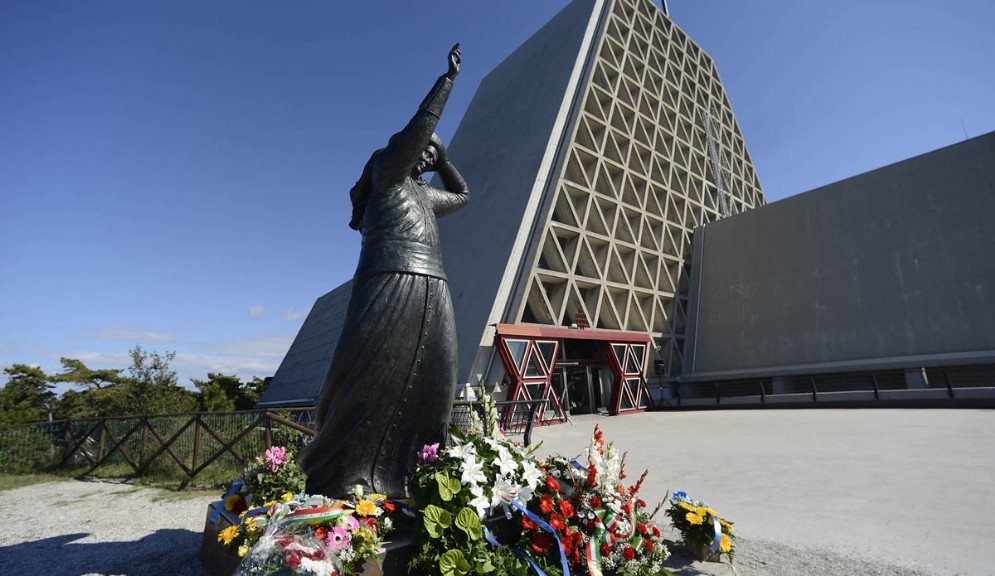 La statua raffigurante monsignor Santin