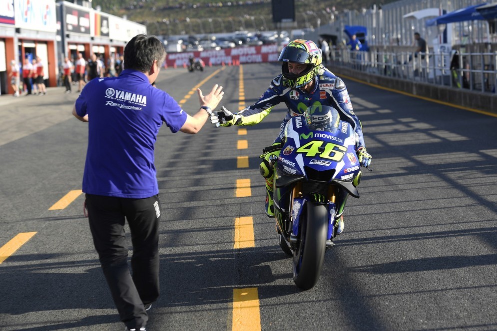 Valentino Rossi festeggia la pole position a Motegi