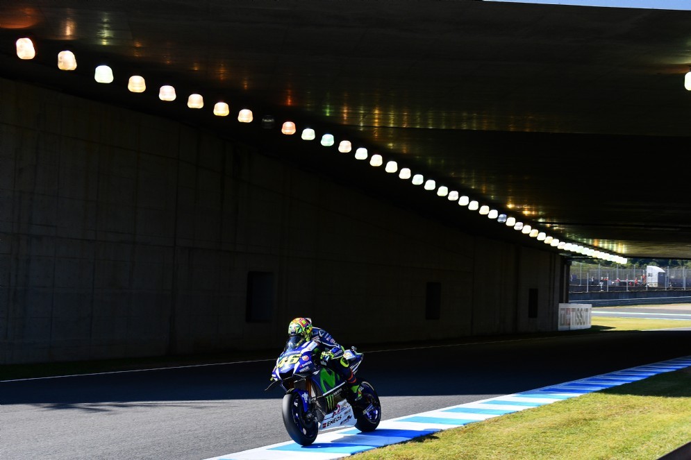 Il Dottore passa con la sua Yamaha sotto il ponte del circuito giapponese